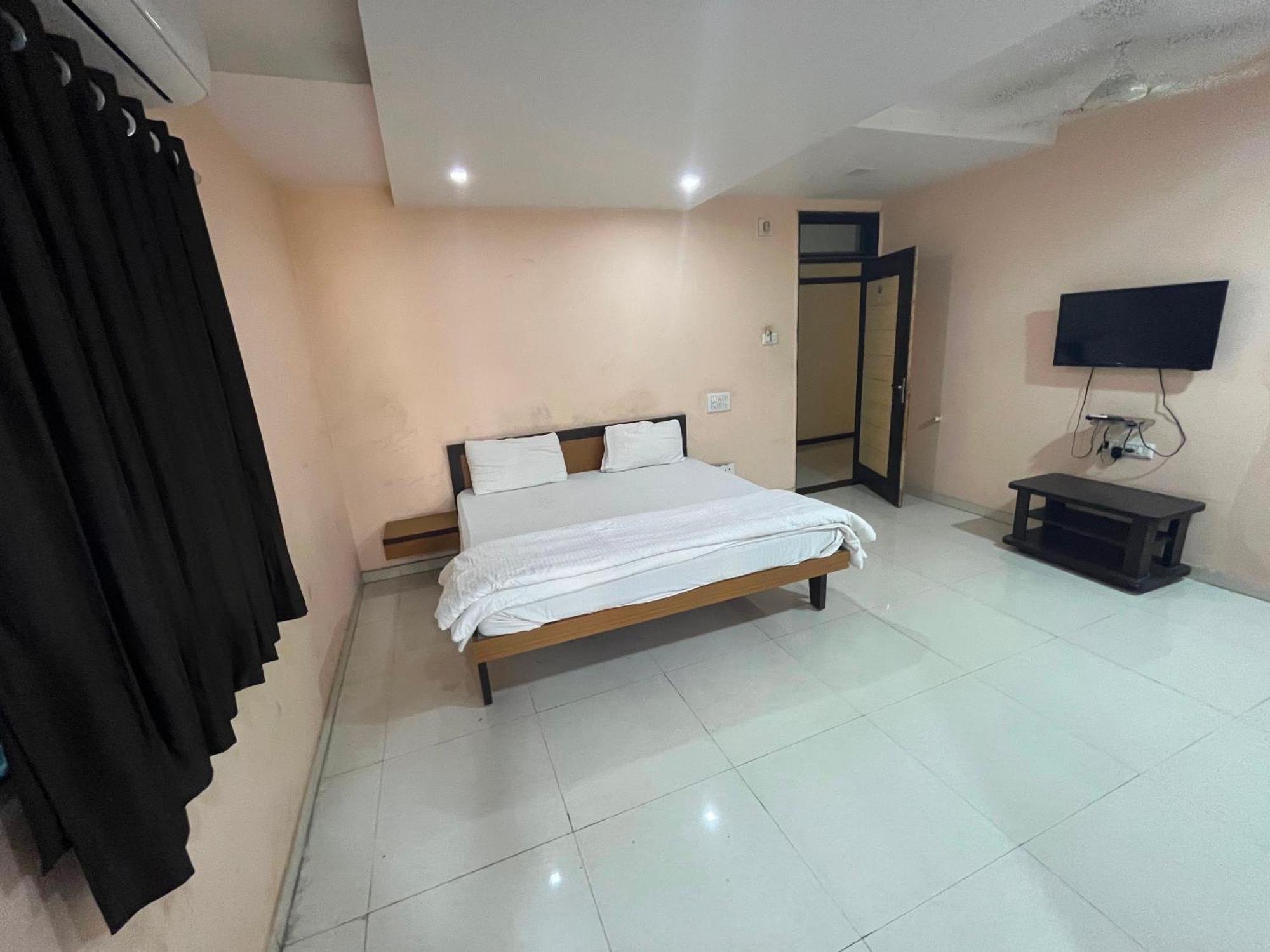 Oyo Hotel Rio Inn Anand Exterior photo